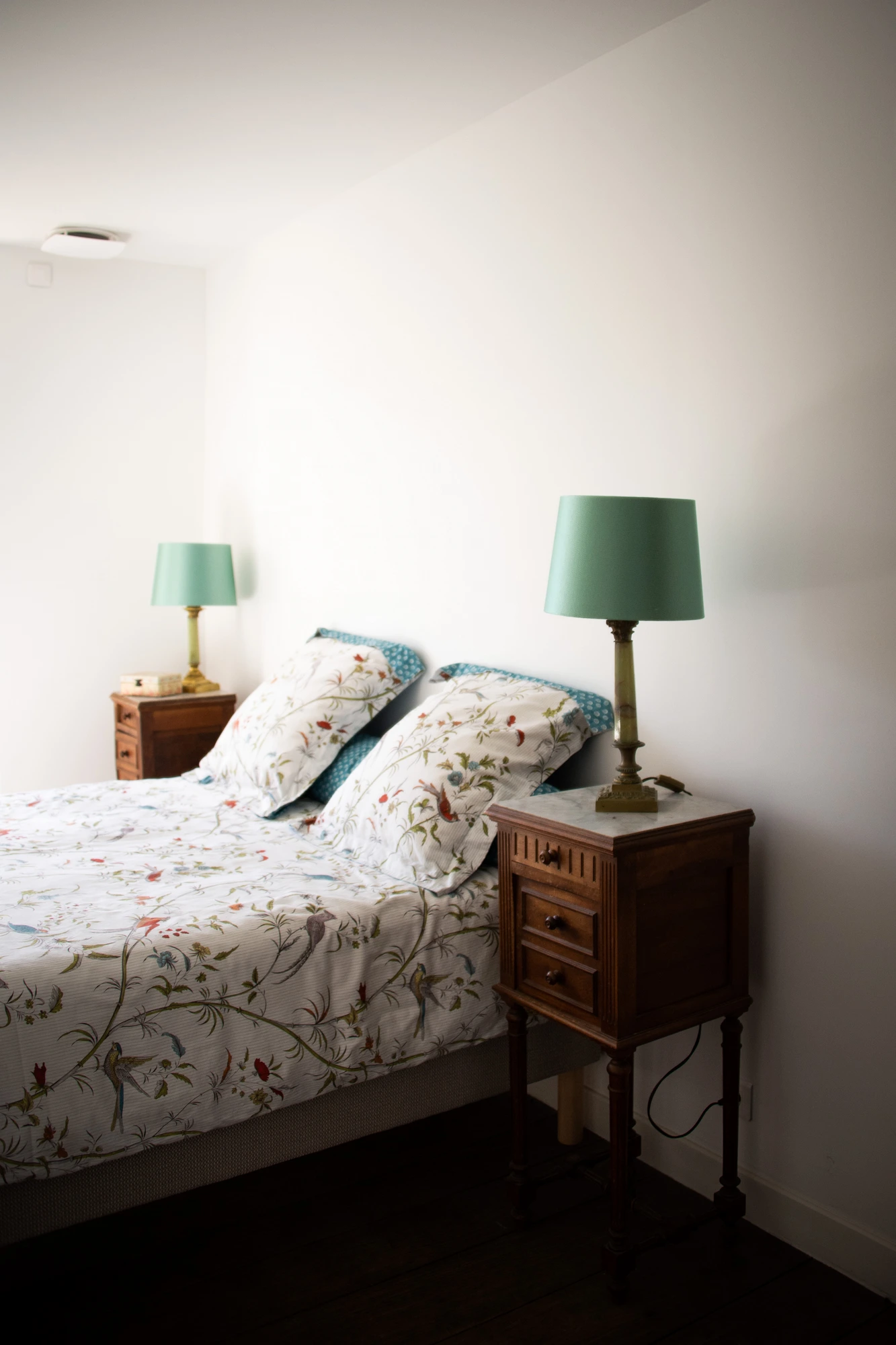 Chambre 1 du Gîte Pavillon — lit double avec chevets anciens