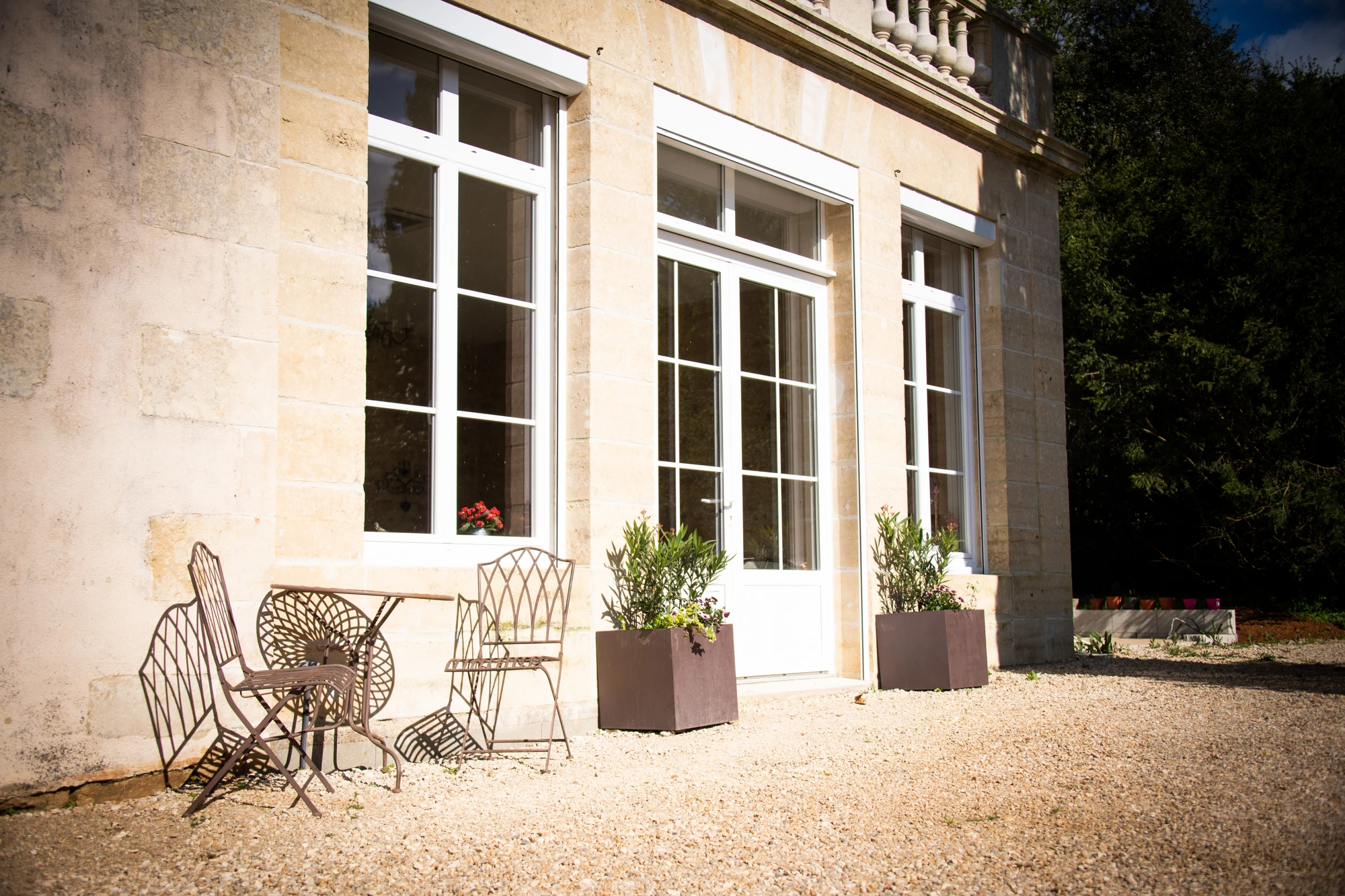 Terrasse et jardin clos du Gîte Pavillon au Domaine de la Briouse