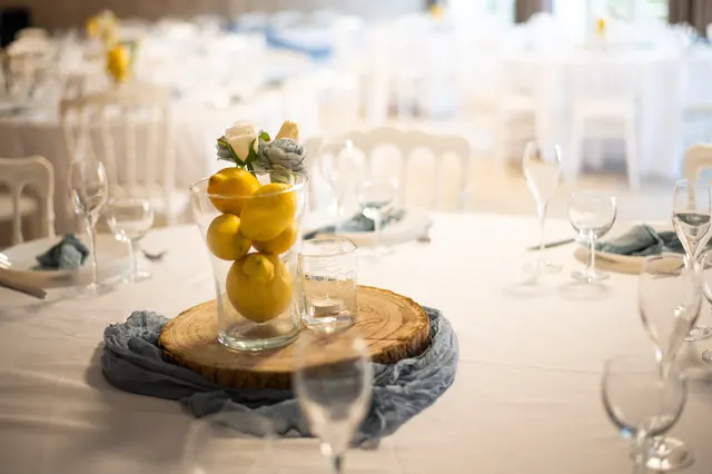 Centre de table de mariage avec citrons et rondin de bois