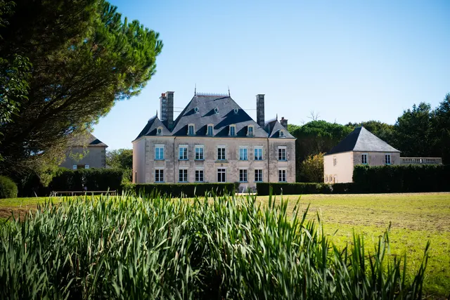 Le château du Domaine de la Briouse vu depuis la prairie, à Sanxay dans la Vienne
