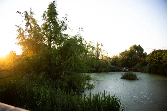 La Maison du Lac et son étang au coucher du soleil