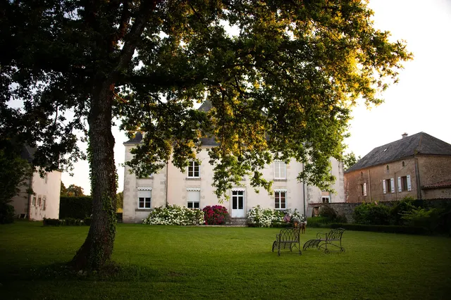 Le manoir du Domaine de la Briouse sous les grands arbres du parc