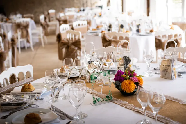 Table fleurie lors d'un mariage près de Poitiers